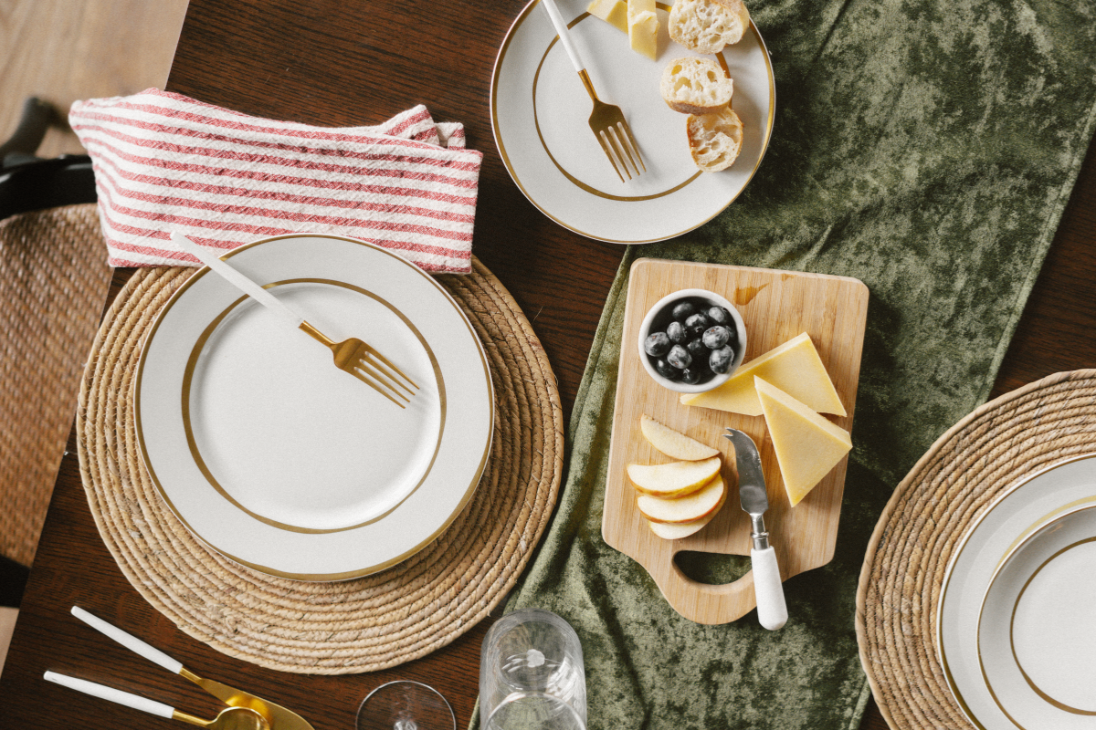 What Is the Size of a Standard Placemat for Your Dining Table